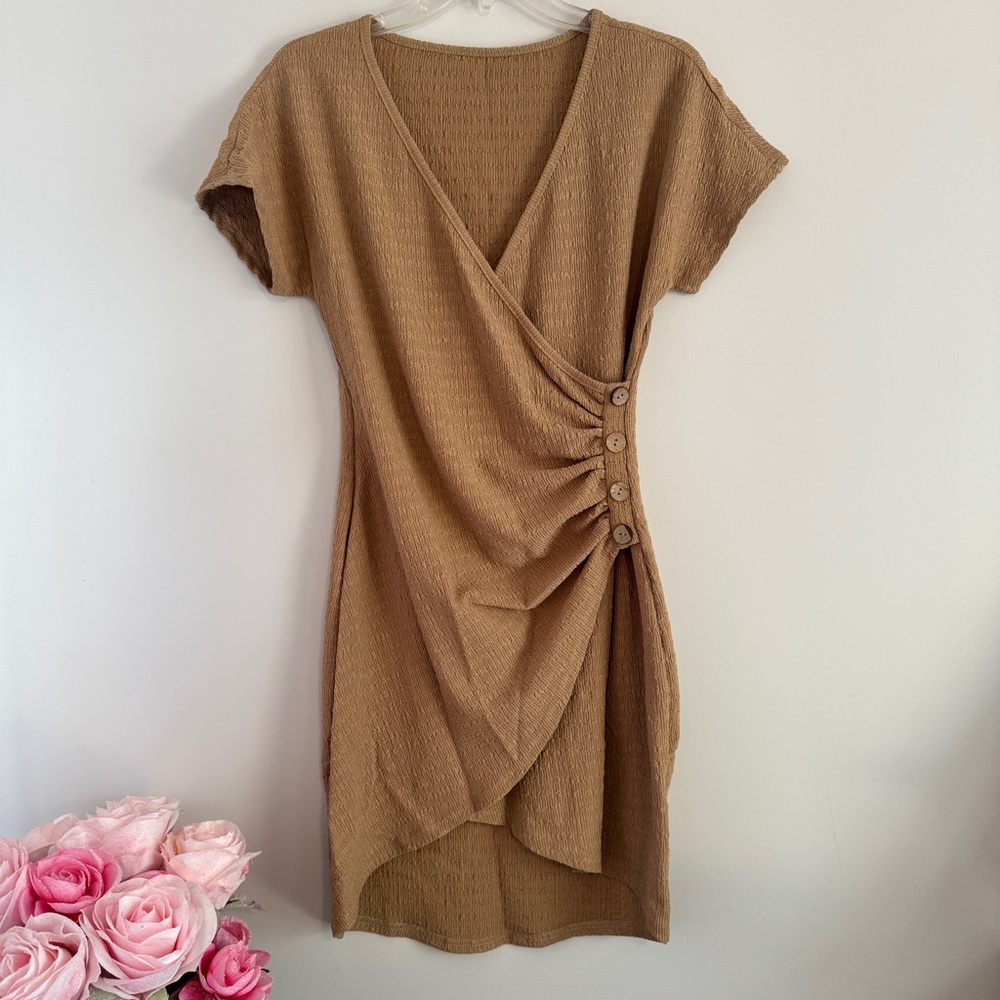 ✨ Chic & Flattering Button Detail Wrap Dress – Size Medium – Like New! ✨